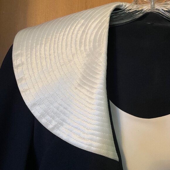 Big White Collar 2 piece blazer and skirt - Picture 4 of 12